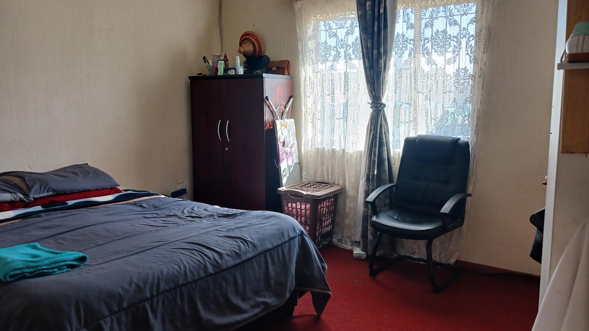 Bed Room 1 - 17 square meters of property in Comet