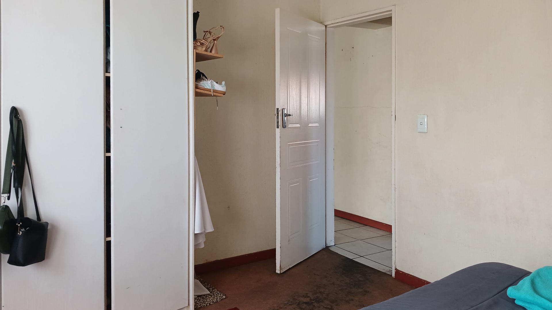 Bed Room 1 - 17 square meters of property in Comet