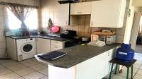 Kitchen of property in Comet