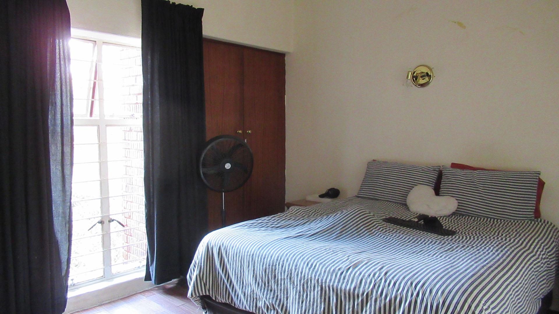 Bed Room 1 - 15 square meters of property in The Hill