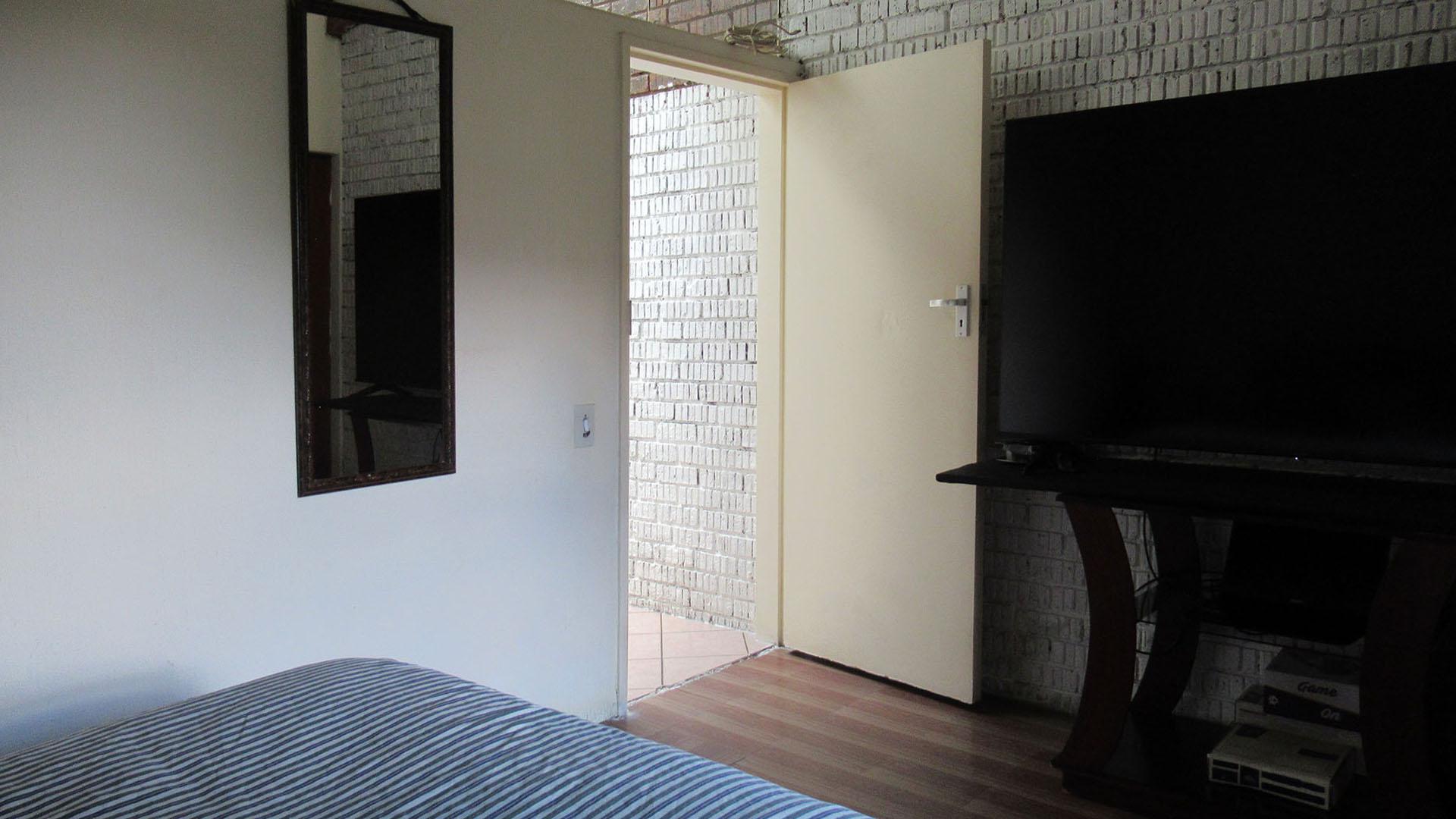 Bed Room 1 - 15 square meters of property in The Hill