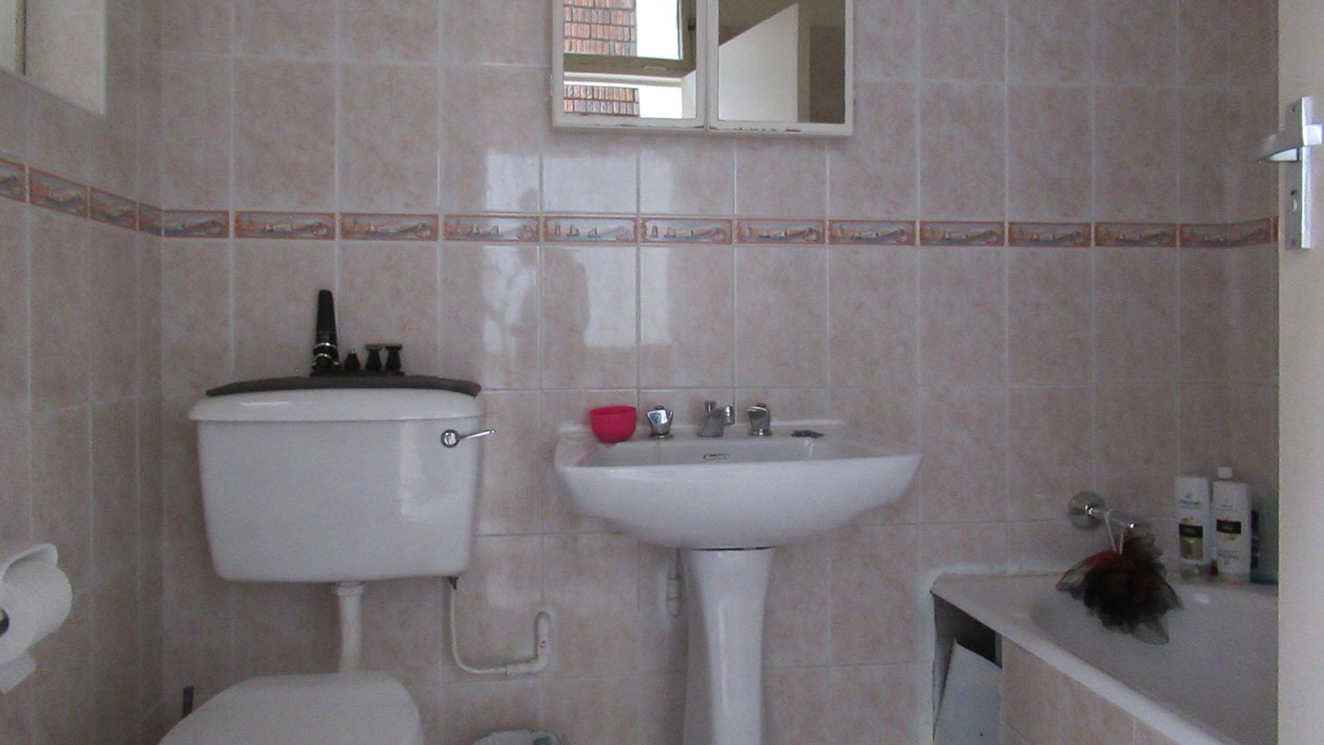 Bathroom 2 - 5 square meters of property in The Hill