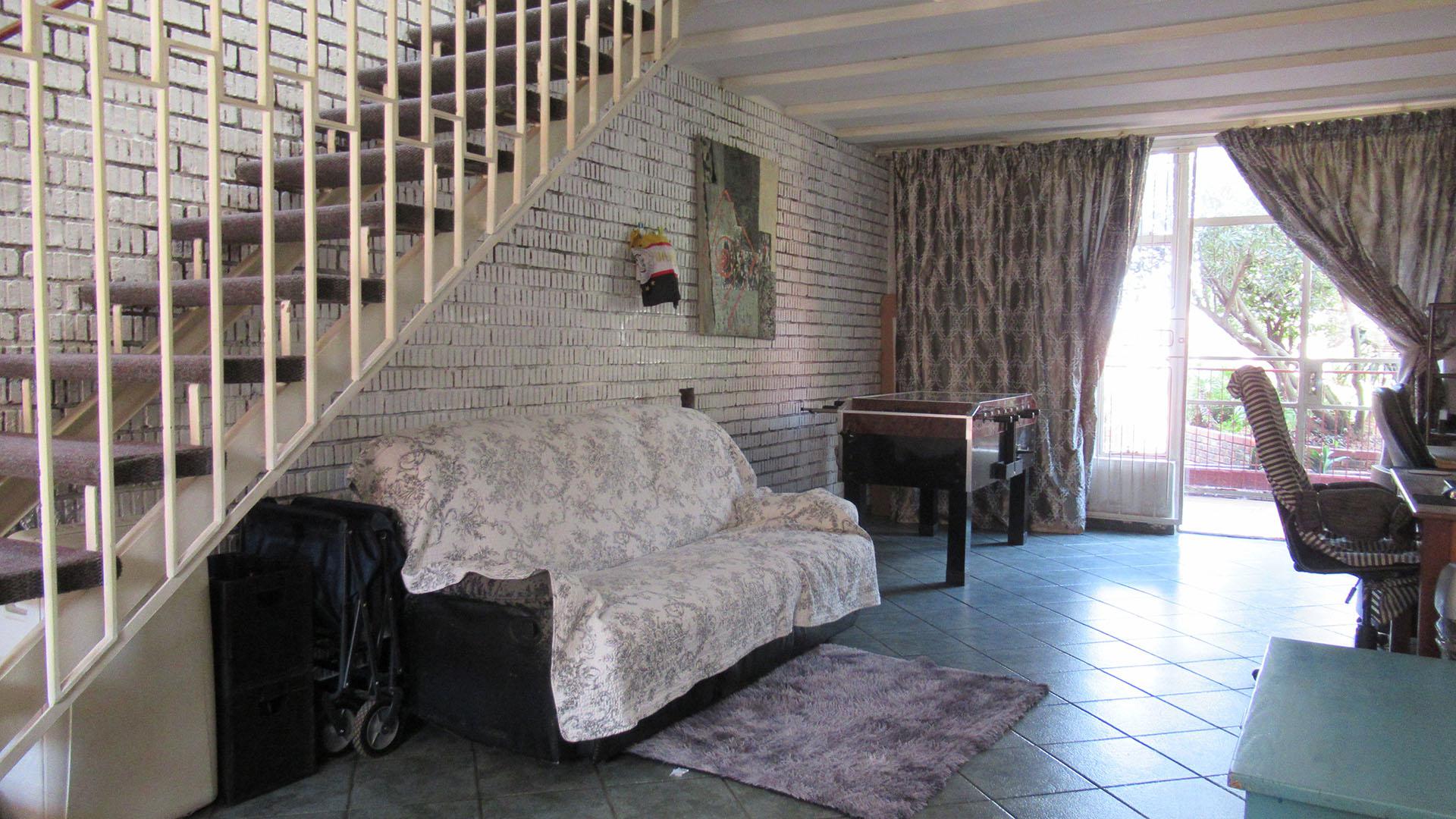 Lounges - 40 square meters of property in The Hill