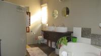 Main Bathroom - 11 square meters of property in Bordeaux