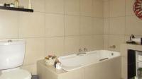 Bathroom 1 - 10 square meters of property in Bordeaux