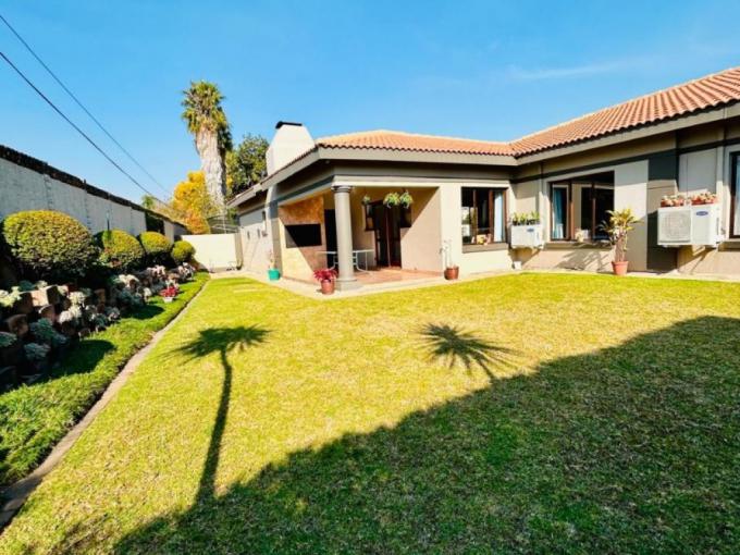 3 Bedroom Simplex for Sale For Sale in Silver Lakes Golf Estate - MR719201