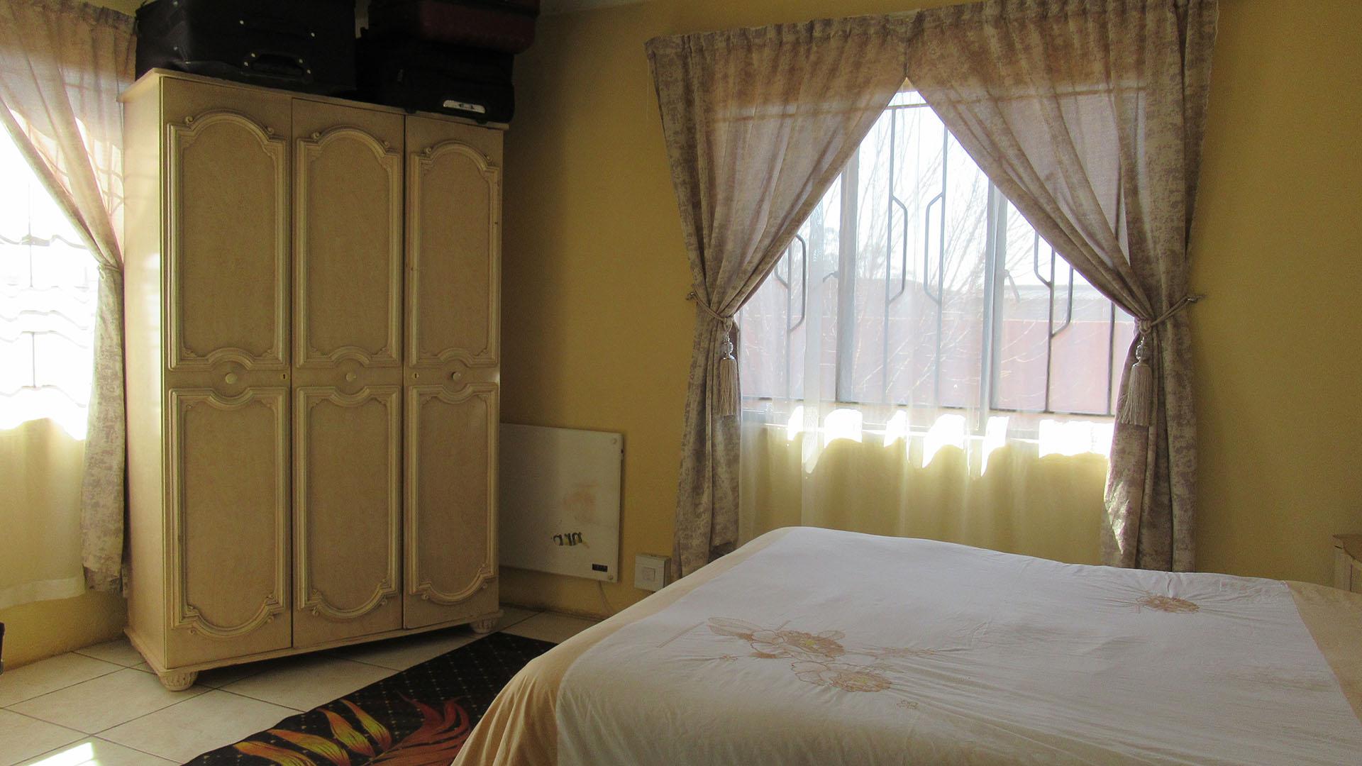 Bed Room 1 - 17 square meters of property in Evaton Small Farms