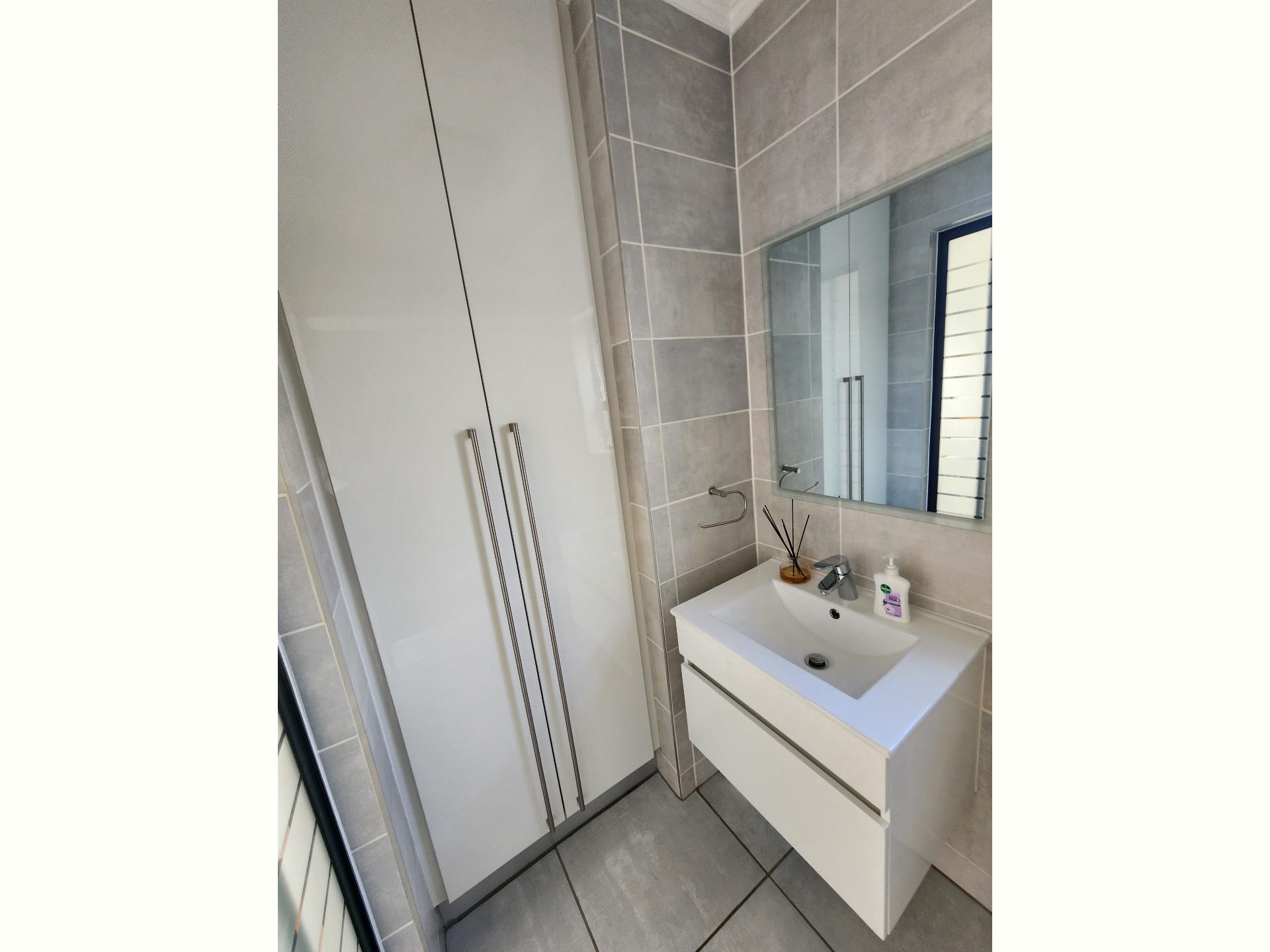  of property in Crowthorne AH