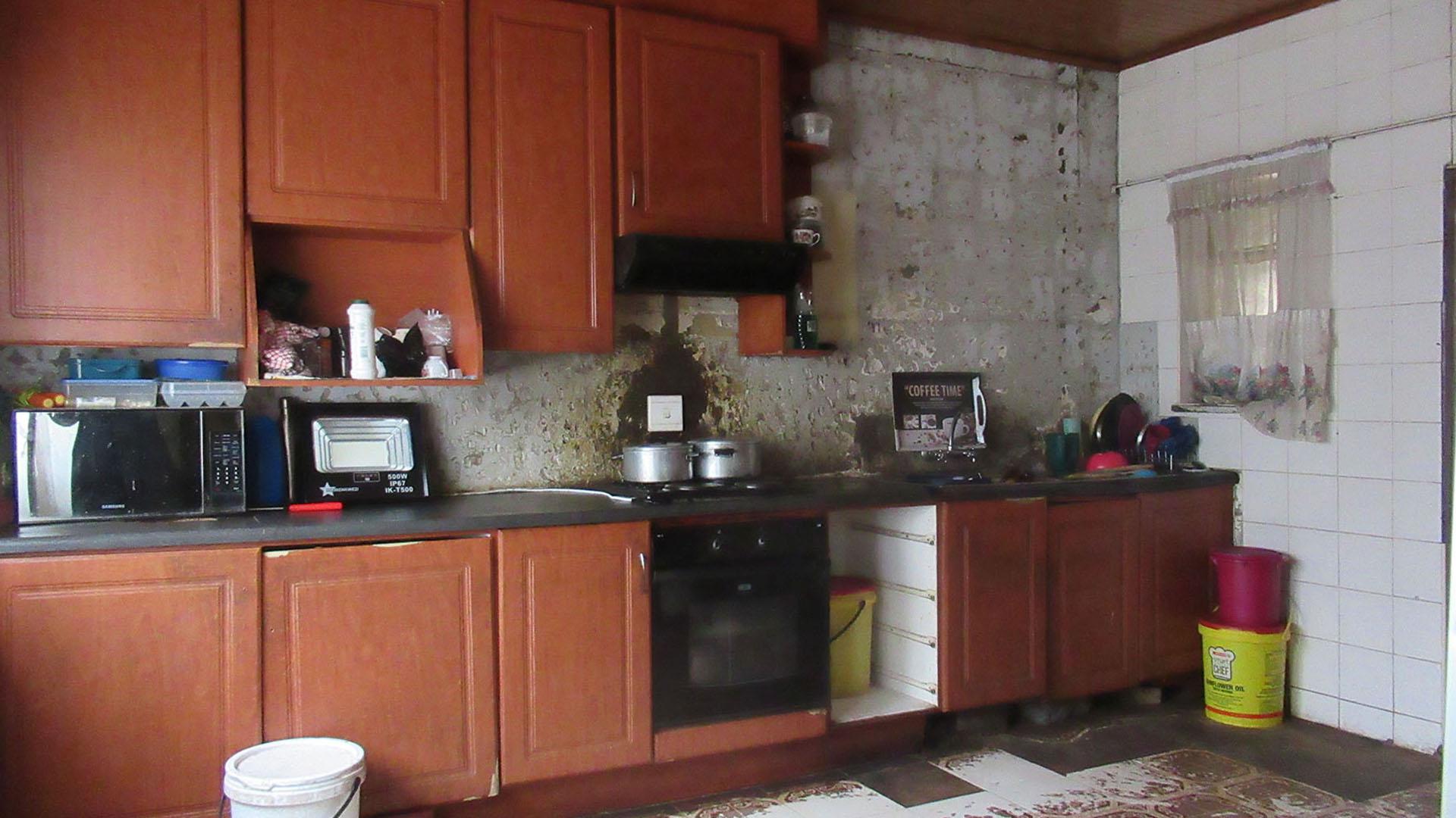 Kitchen - 17 square meters of property in South Hills