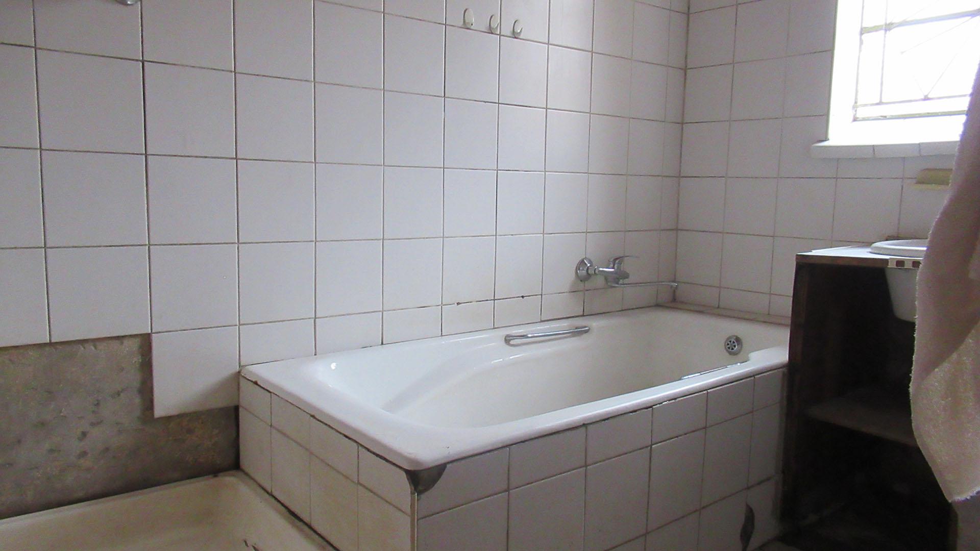 Bathroom 1 - 5 square meters of property in South Hills