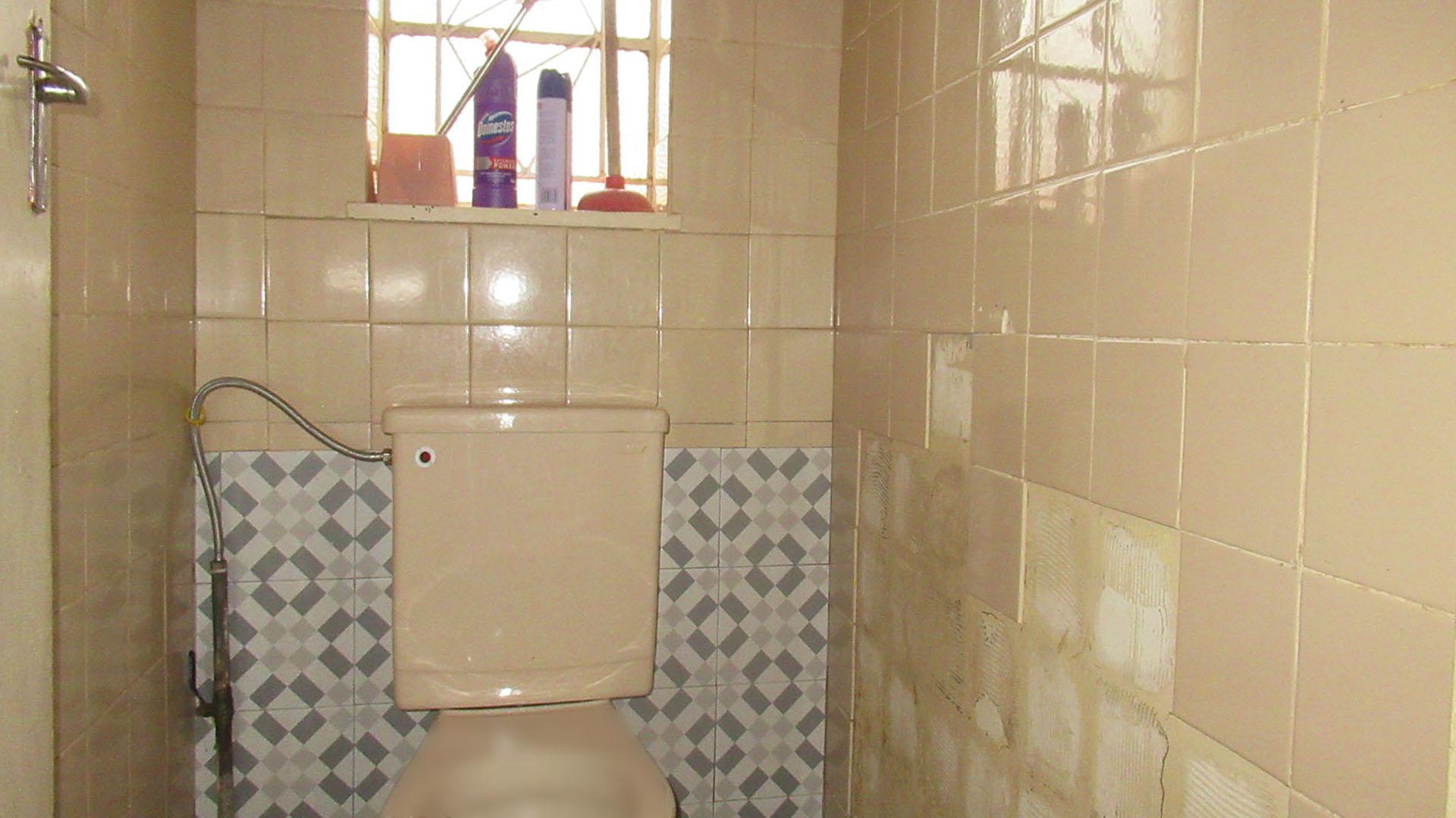 Bathroom 2 - 2 square meters of property in South Hills