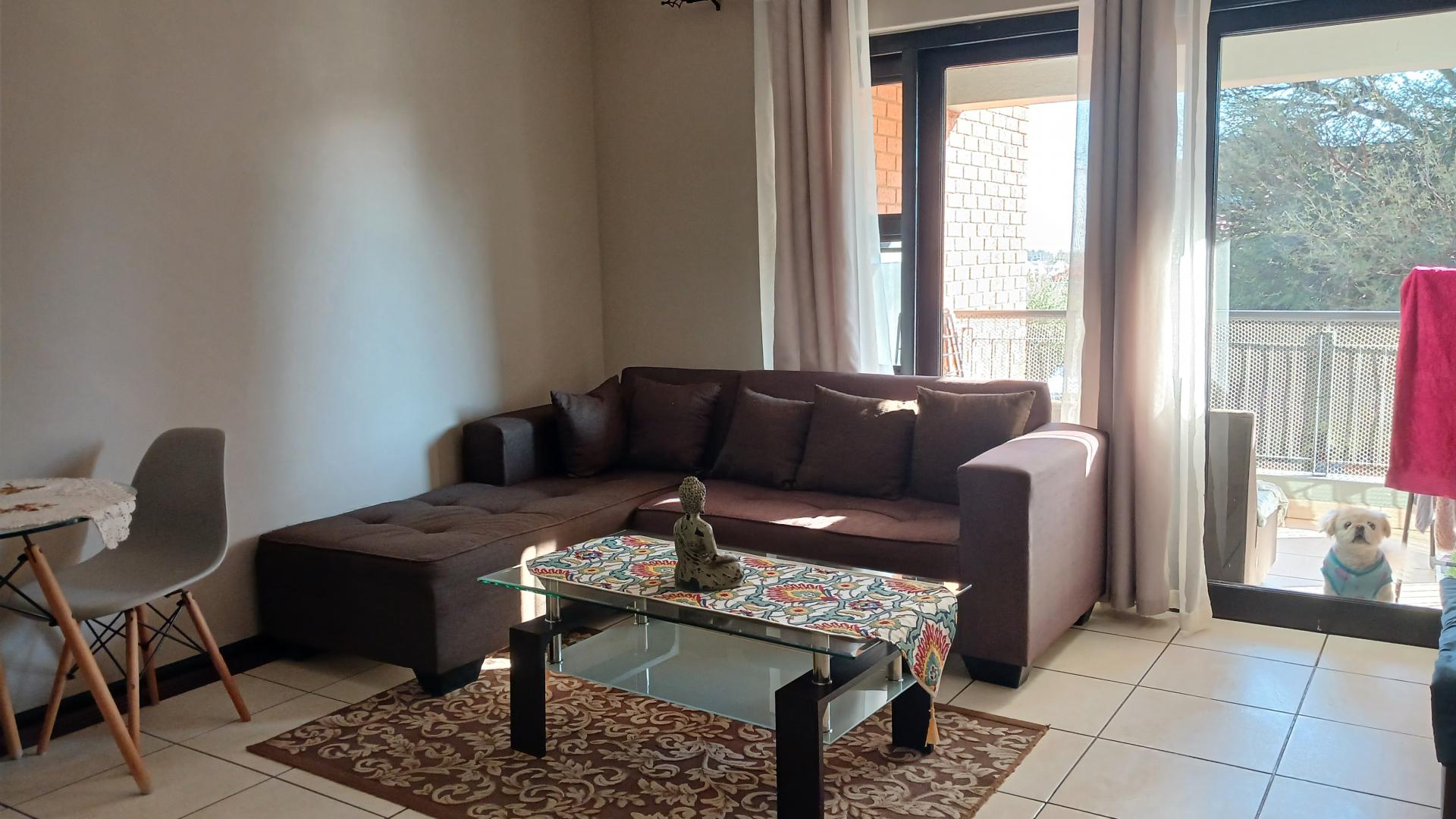 Lounges - 19 square meters of property in Greenstone Hill