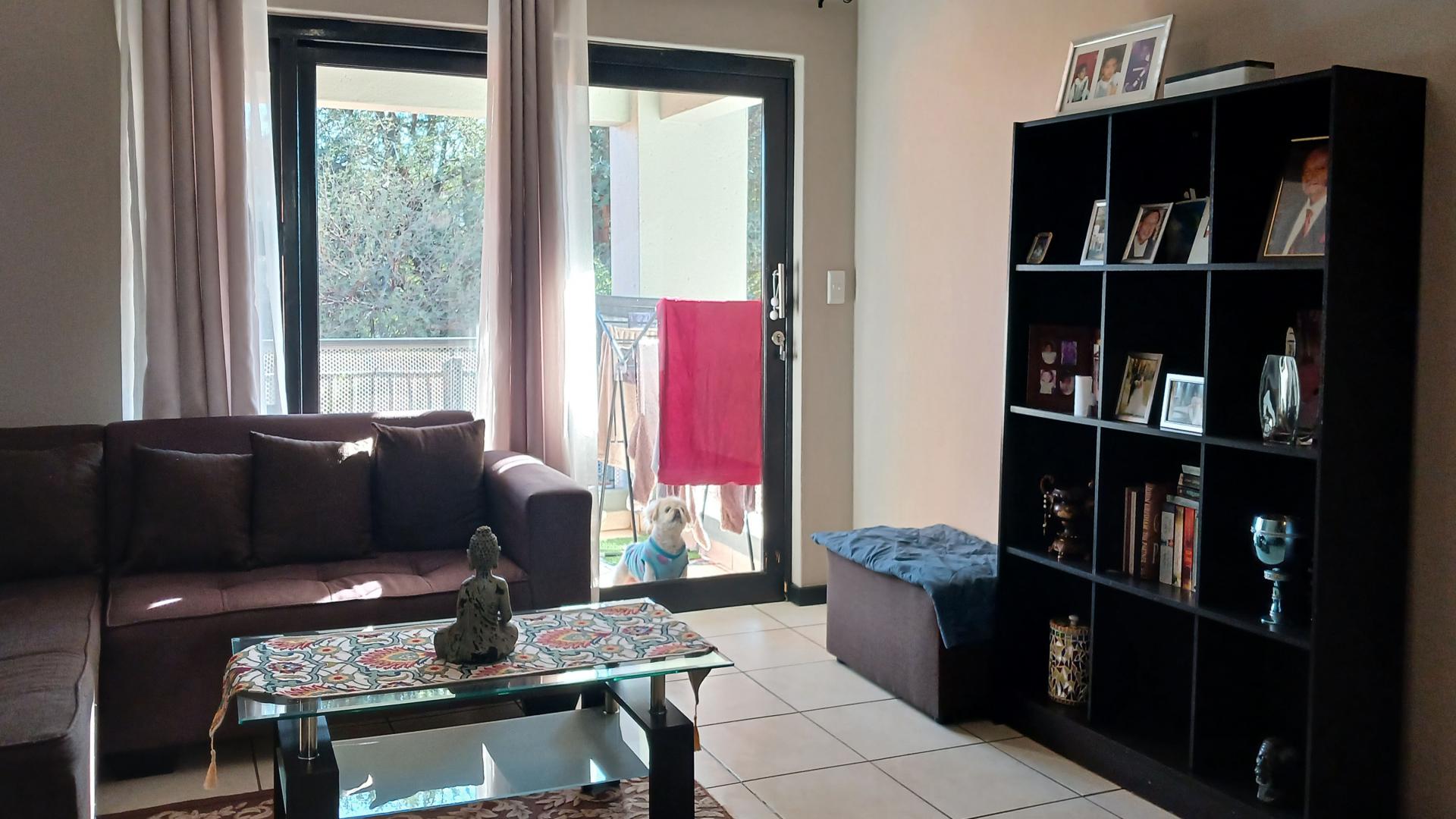 Lounges - 19 square meters of property in Greenstone Hill