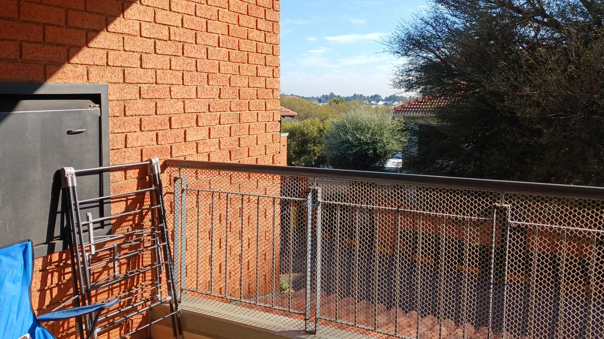 Balcony - 10 square meters of property in Greenstone Hill