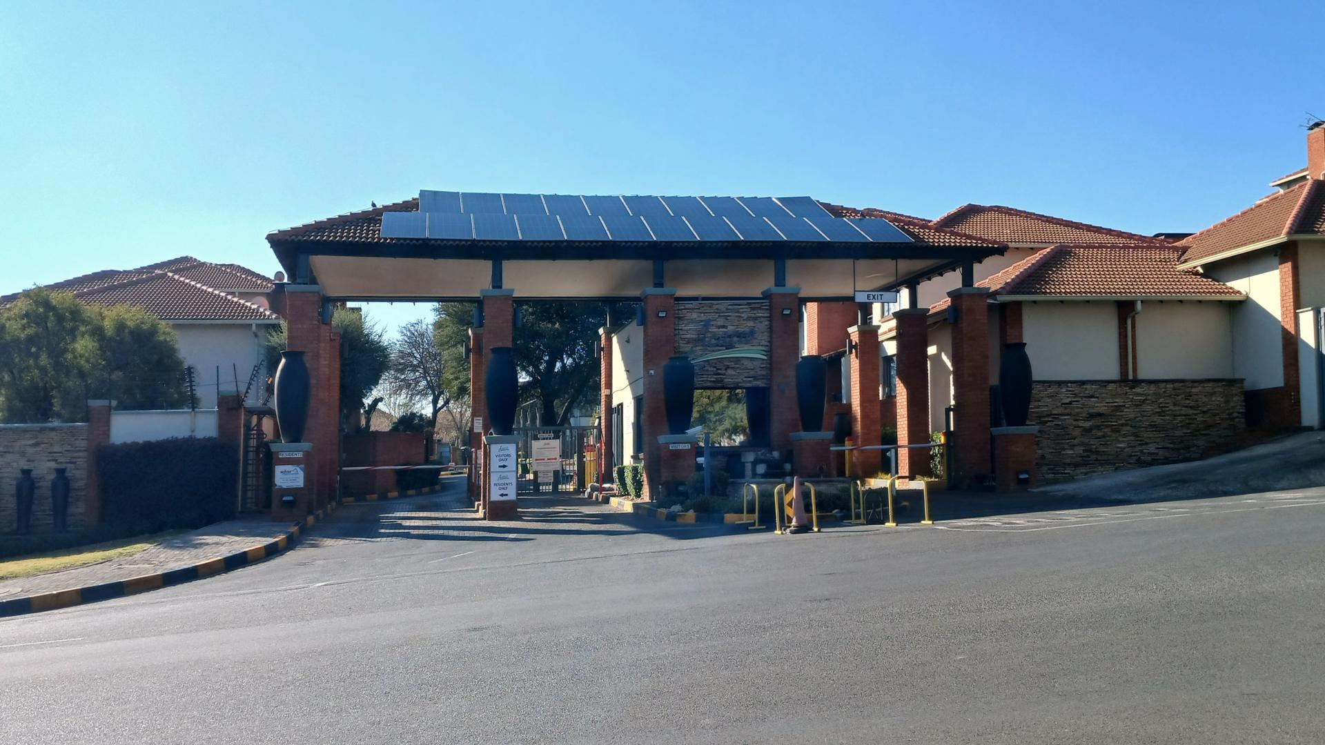 Front View of property in Greenstone Hill