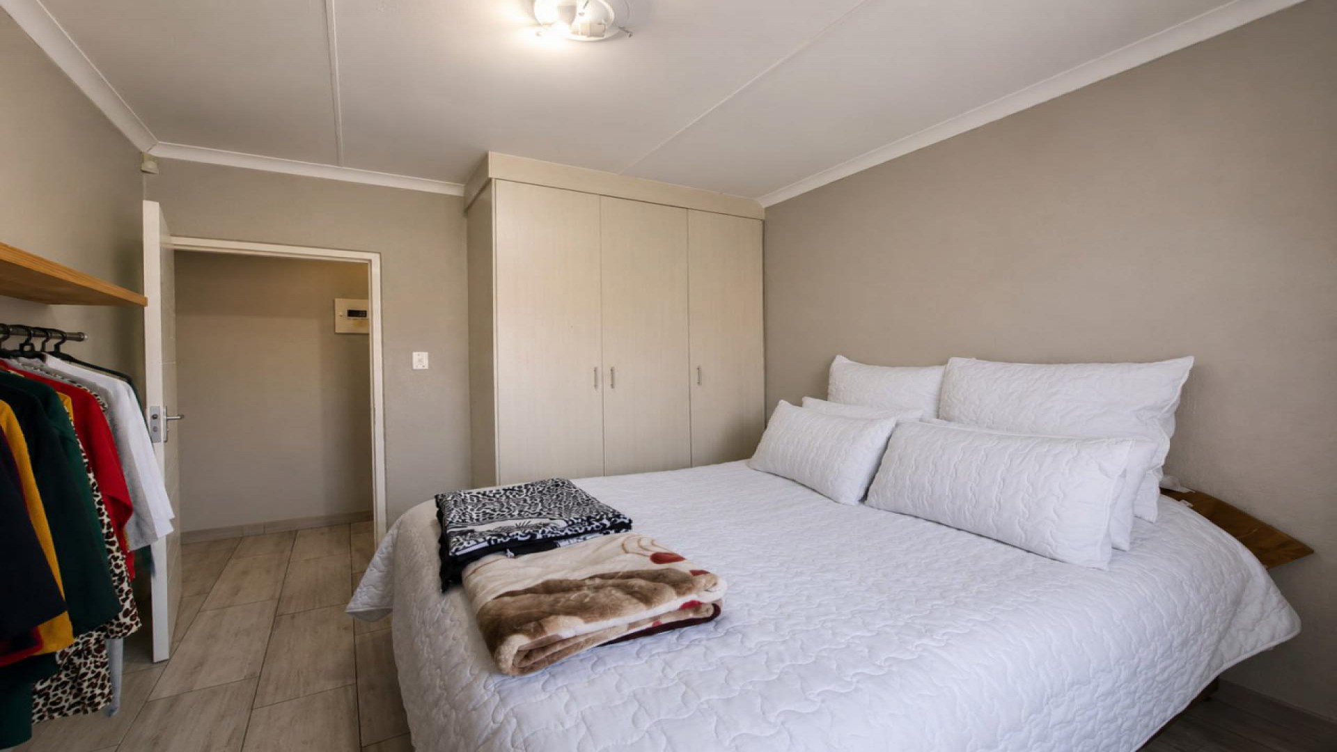 Bed Room 1 of property in Die Hoewes