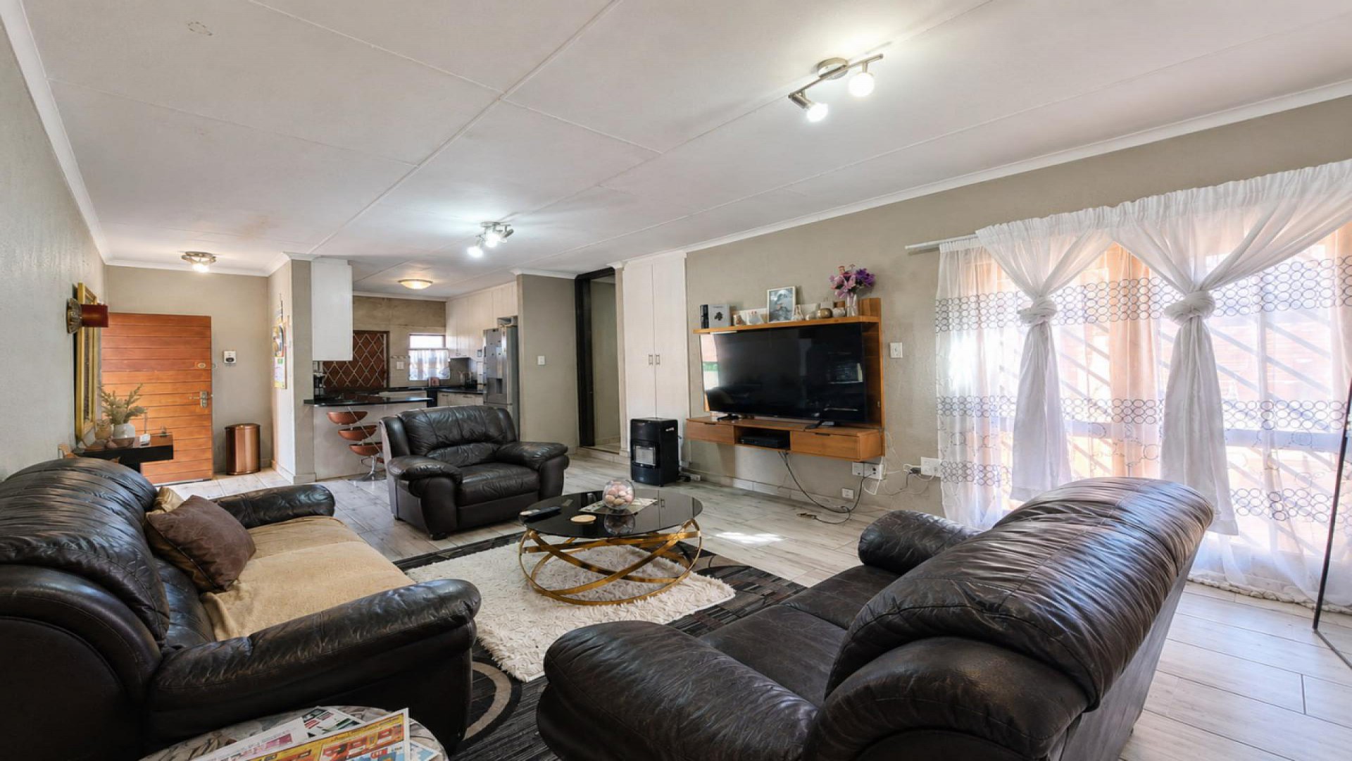 Lounges of property in Die Hoewes