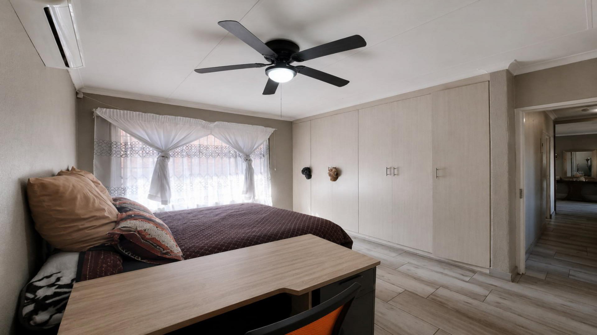 Bed Room 2 of property in Die Hoewes
