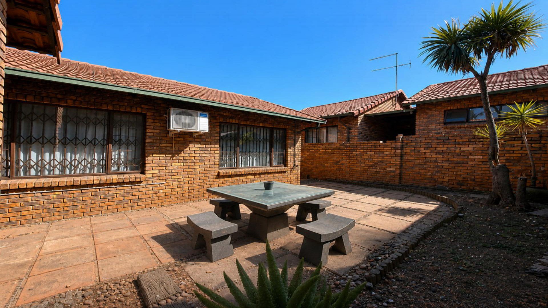 Garden of property in Die Hoewes