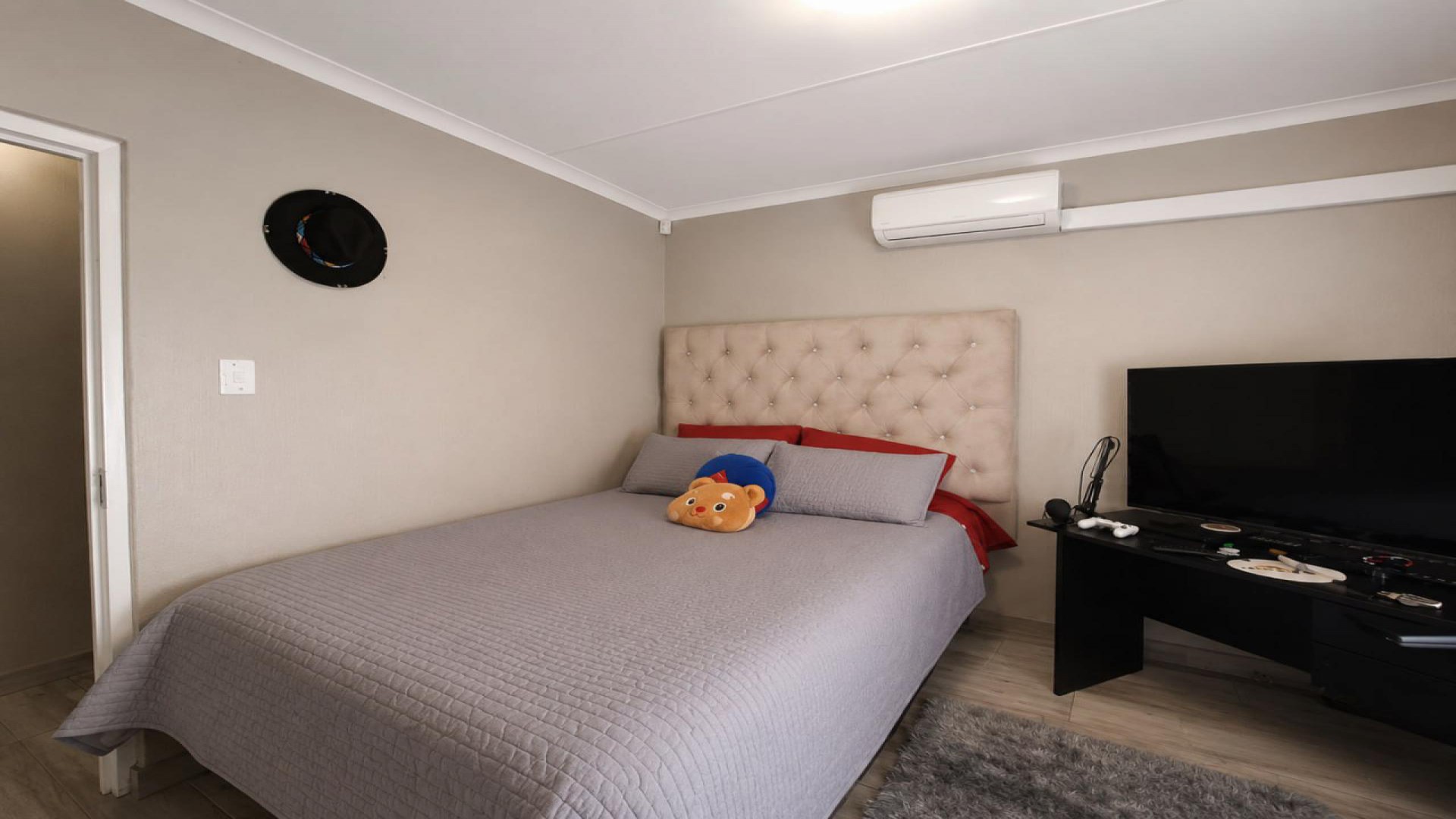 Bed Room 3 of property in Die Hoewes