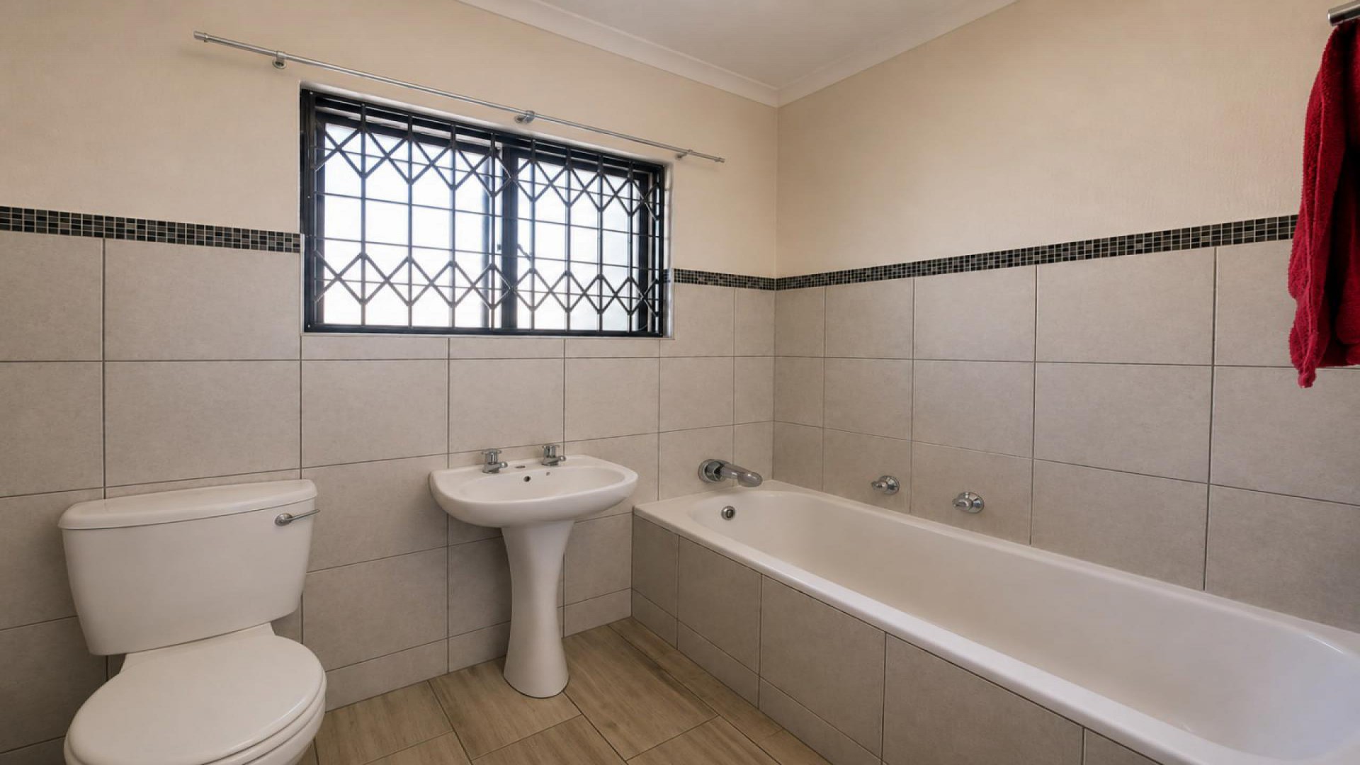 Bathroom 1 of property in Die Hoewes