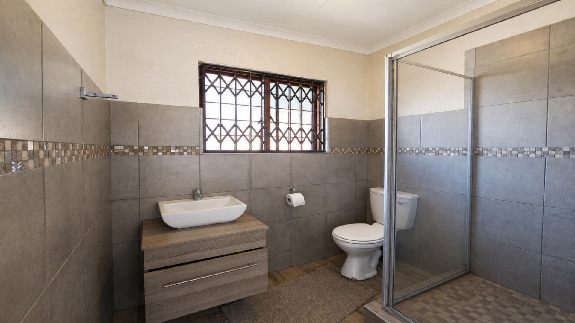 Bathroom 2 of property in Die Hoewes