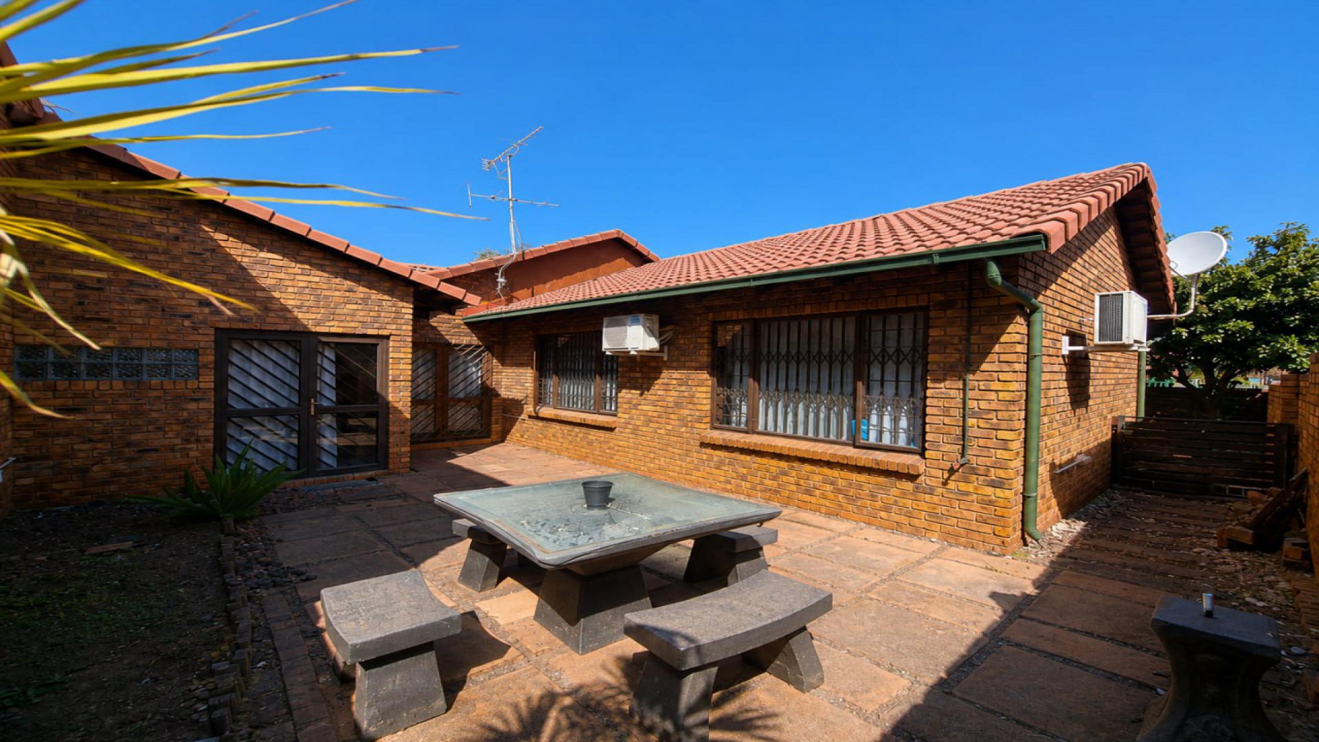 Front View of property in Die Hoewes