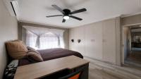 Bed Room 2 of property in Die Hoewes