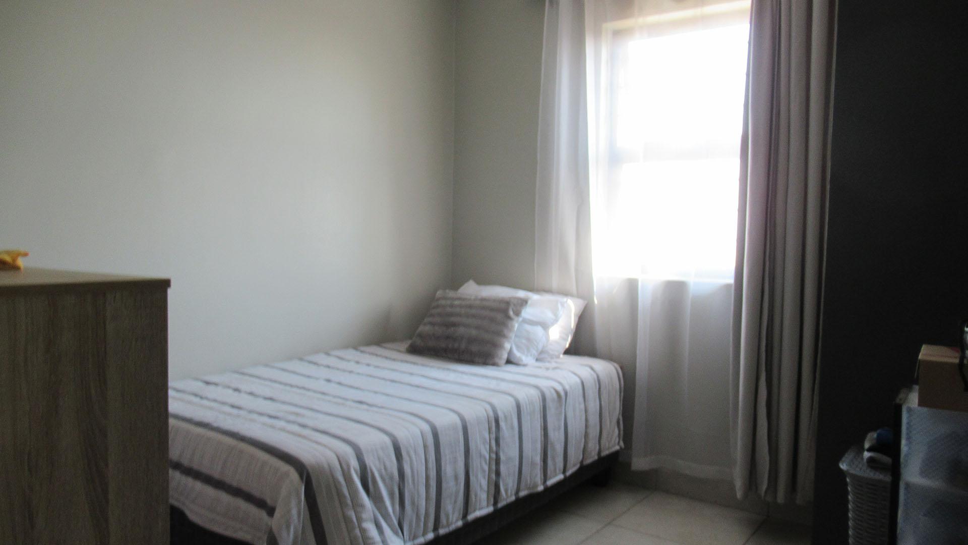 Bed Room 1 - 10 square meters of property in Cosmo City