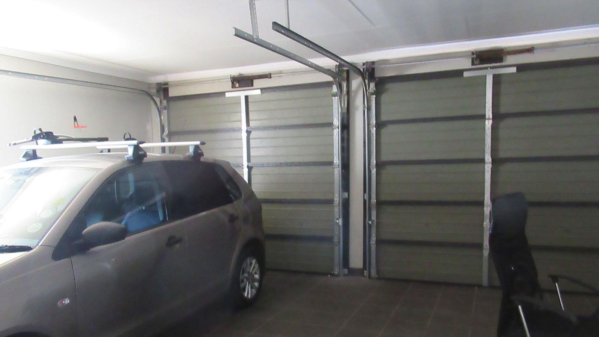 Garage - 41 square meters of property in Cosmo City