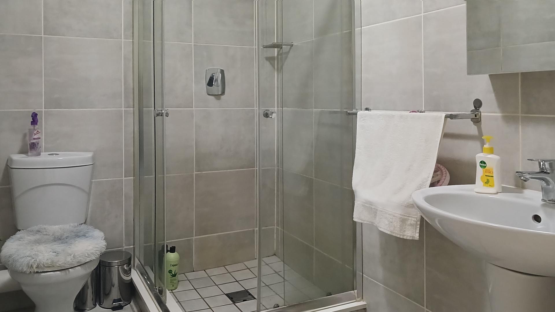 Bathroom 1 - 5 square meters of property in Lilianton