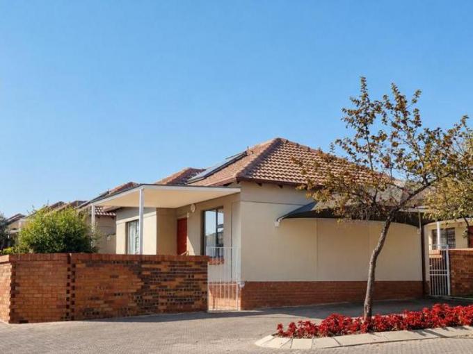 2 Bedroom Simplex for Sale For Sale in The Reeds - MR719394