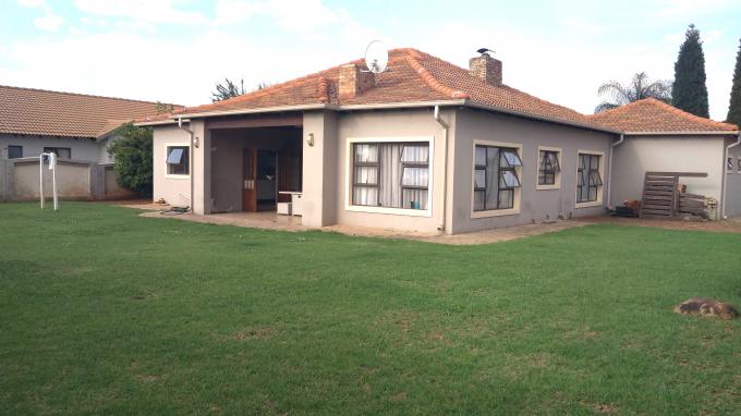 3 Bedroom House for Sale For Sale in Heuwelsig Estate - MR719401