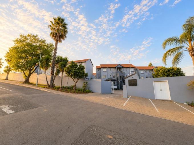 2 Bedroom Simplex for Sale For Sale in Linmeyer - MR719439