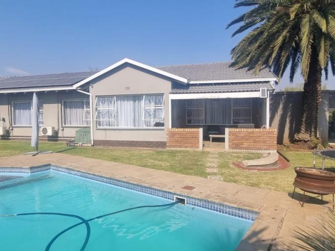 4 Bedroom House for Sale For Sale in Verwoerdpark - MR719440