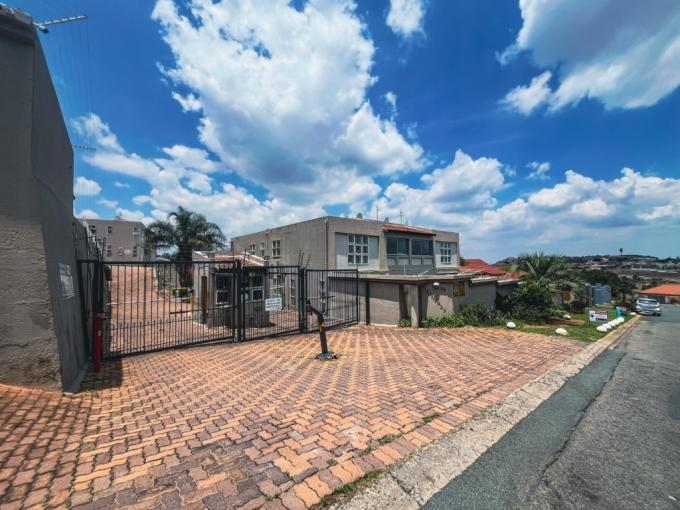 3 Bedroom Simplex for Sale For Sale in Oakdene - MR719444
