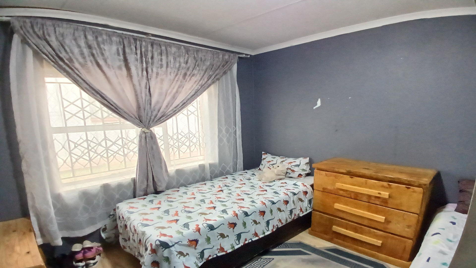 Bed Room 1 of property in Tsakane