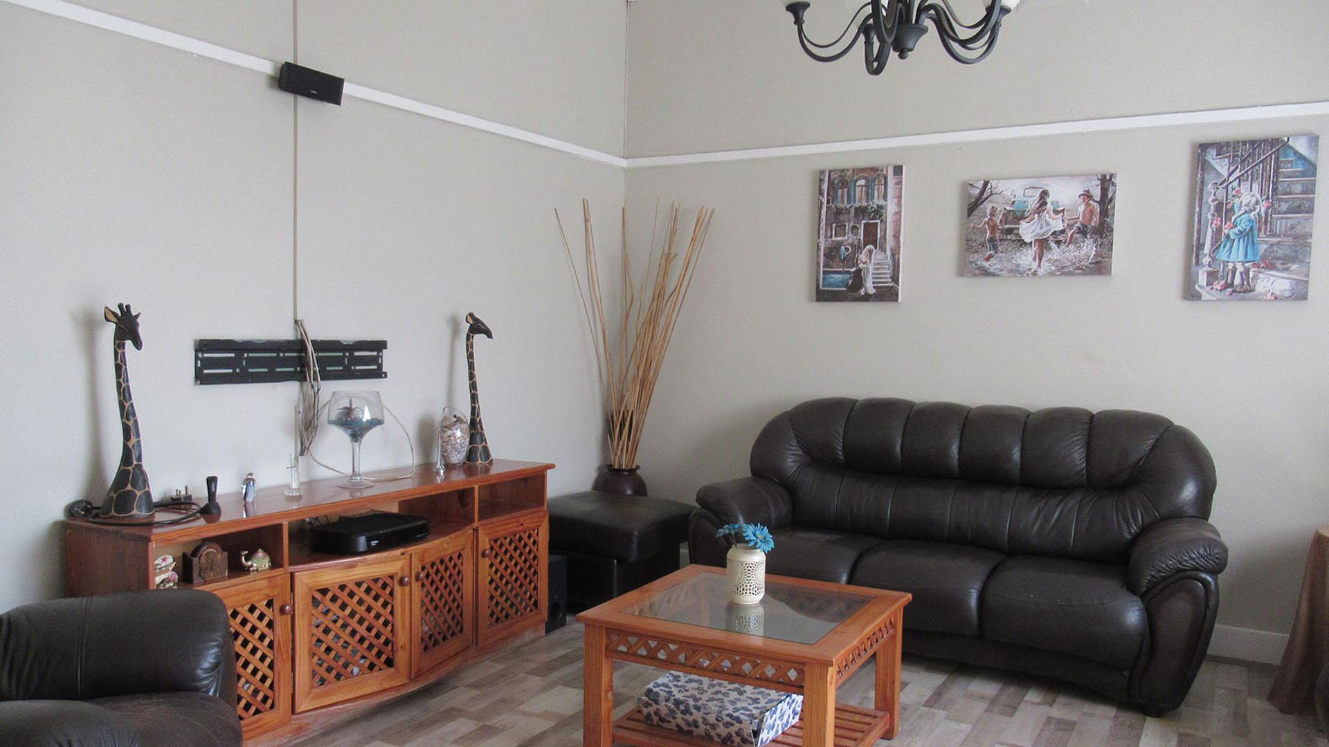 Lounges - 20 square meters of property in Brakpan