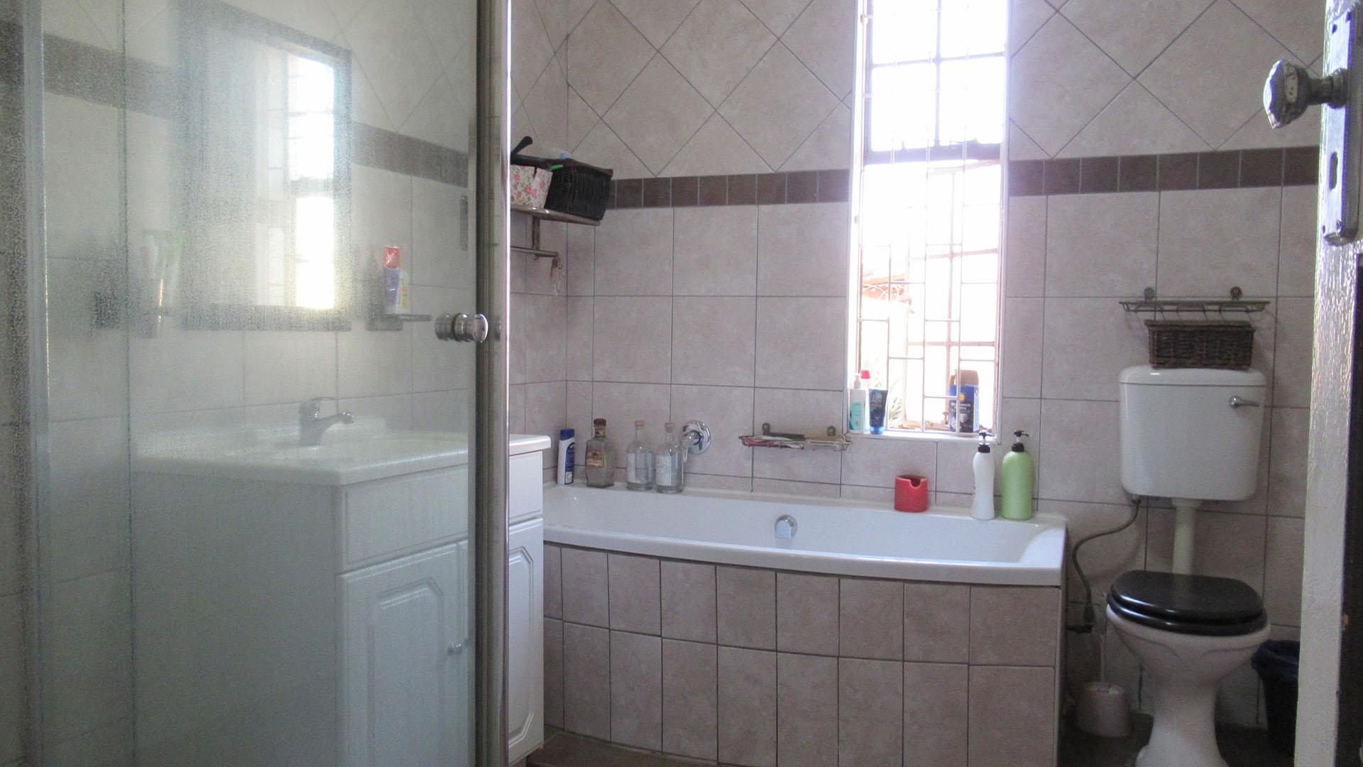 Bathroom 1 - 8 square meters of property in Brakpan
