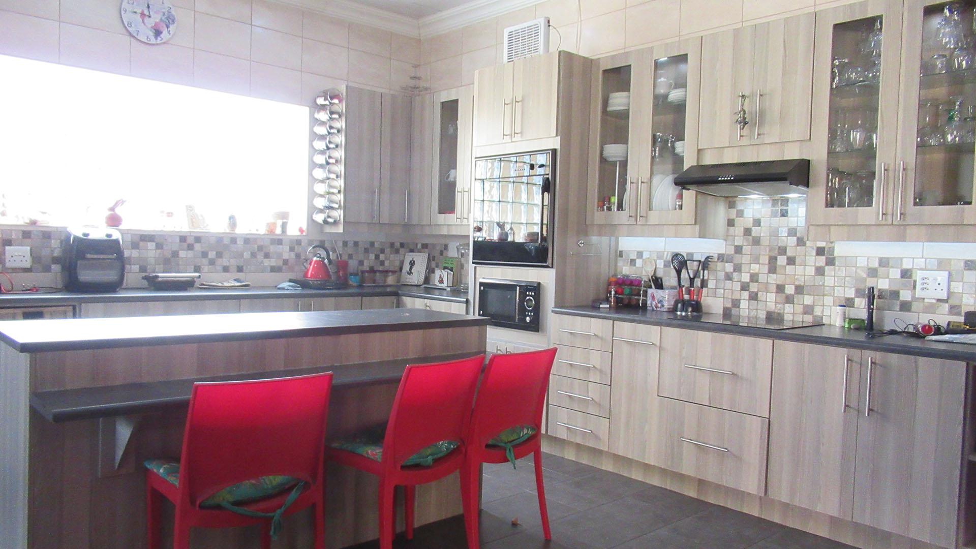 Kitchen - 32 square meters of property in Brakpan