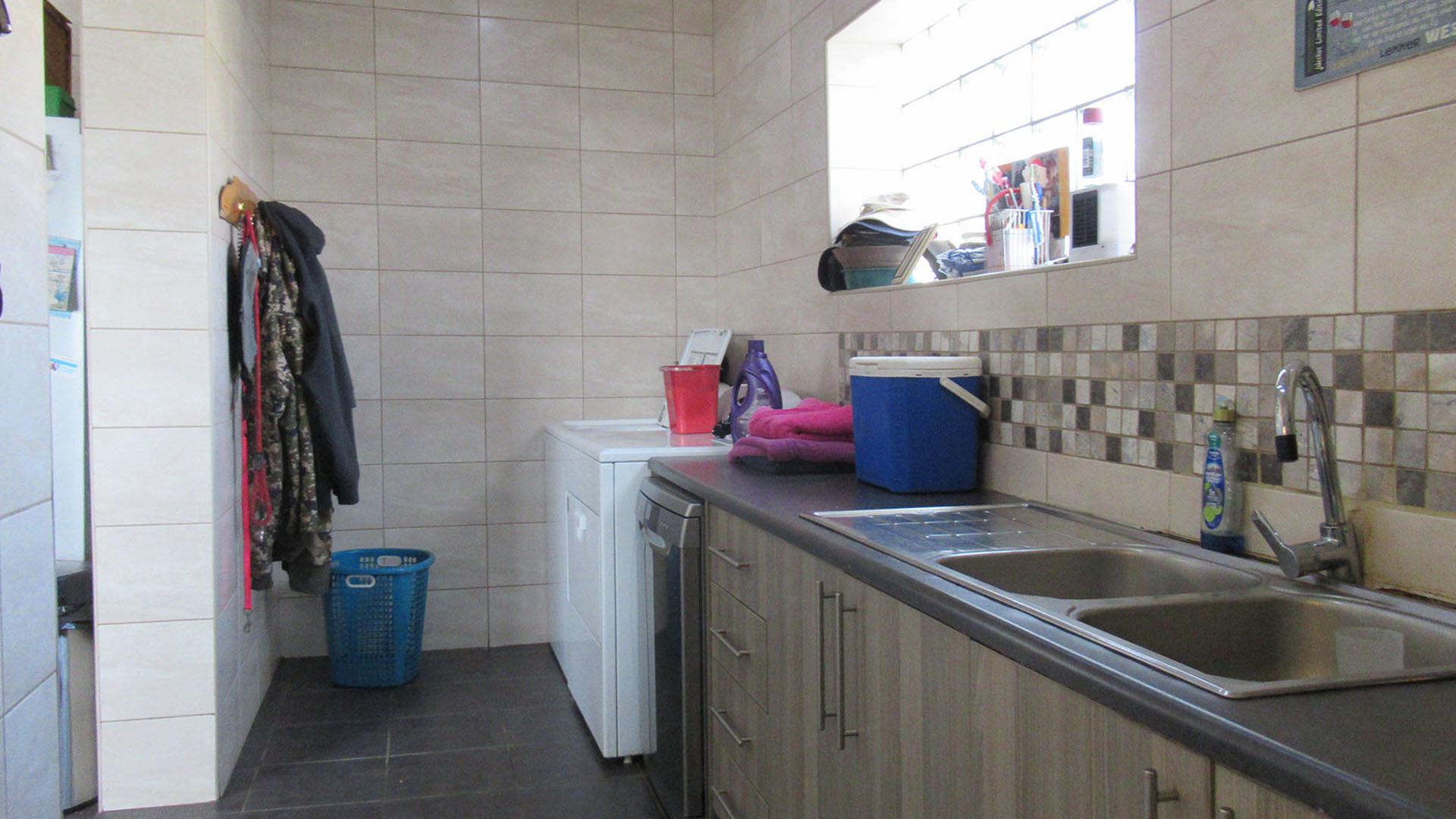 Kitchen - 32 square meters of property in Brakpan