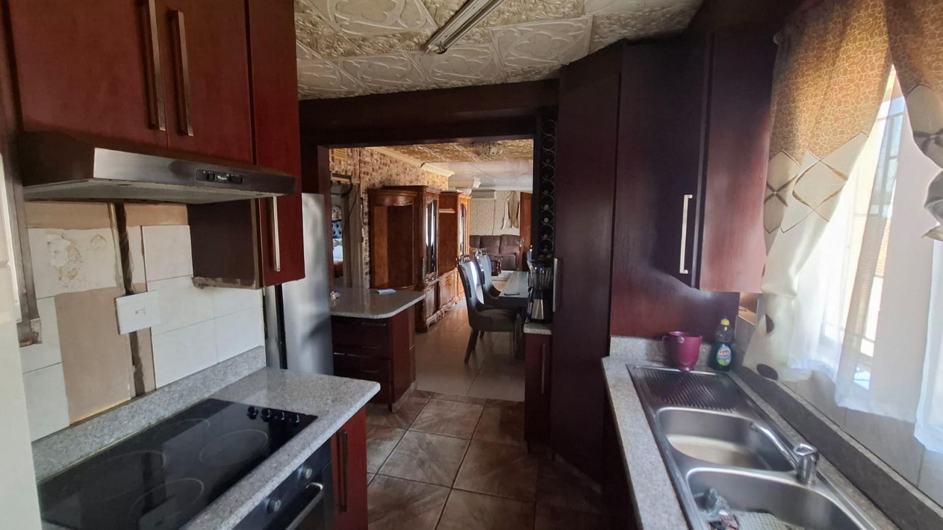 Kitchen of property in Mineralia