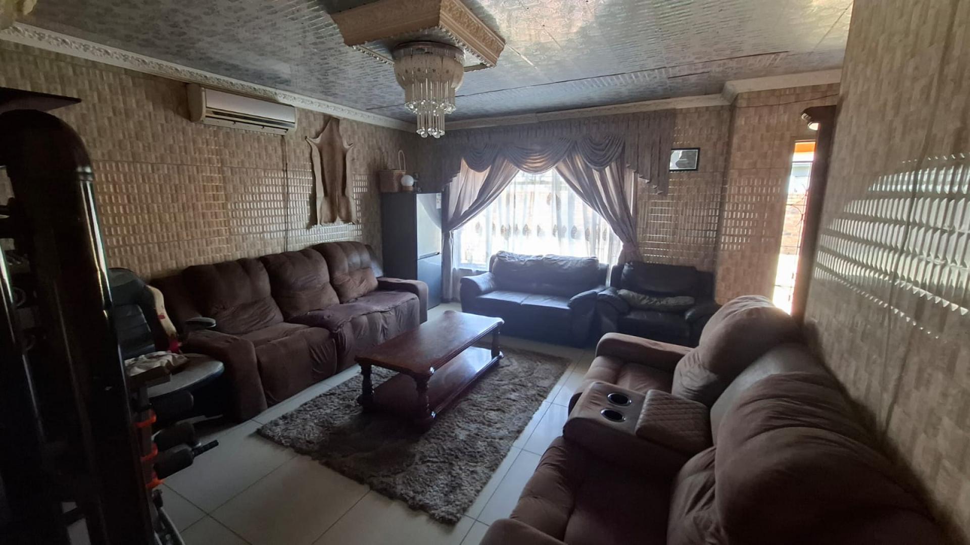 Lounges of property in Mineralia
