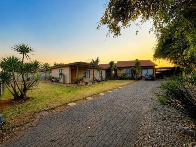 4 Bedroom House for Sale For Sale in Verwoerdpark - MR719504