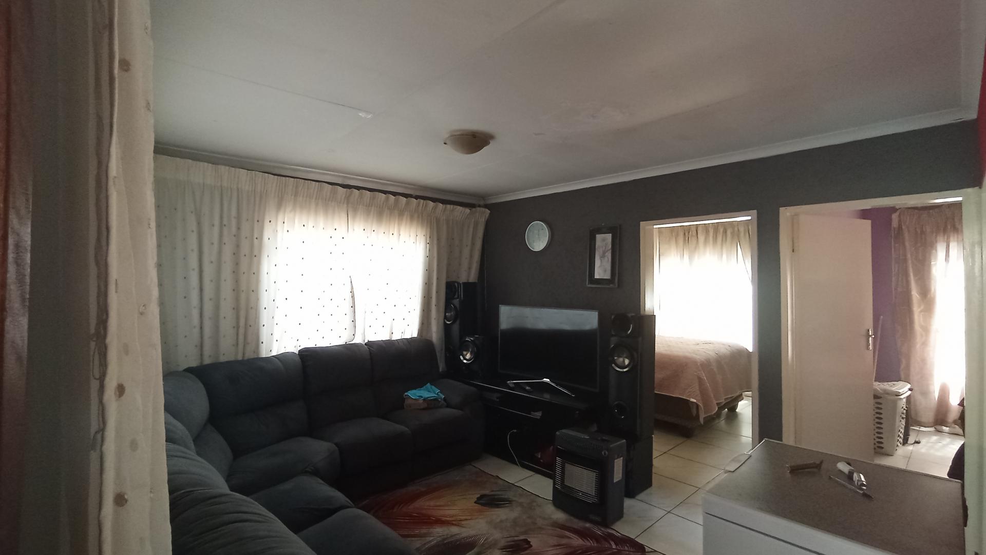 Lounges - 23 square meters of property in Soshanguve East