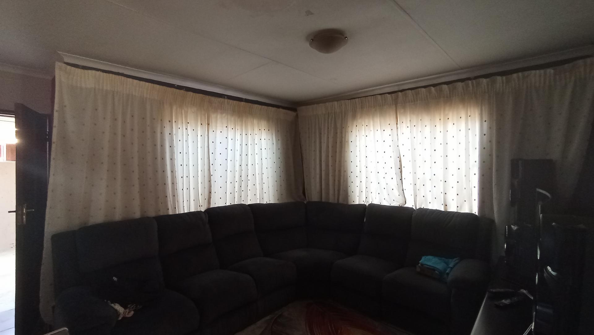 Lounges - 23 square meters of property in Soshanguve East