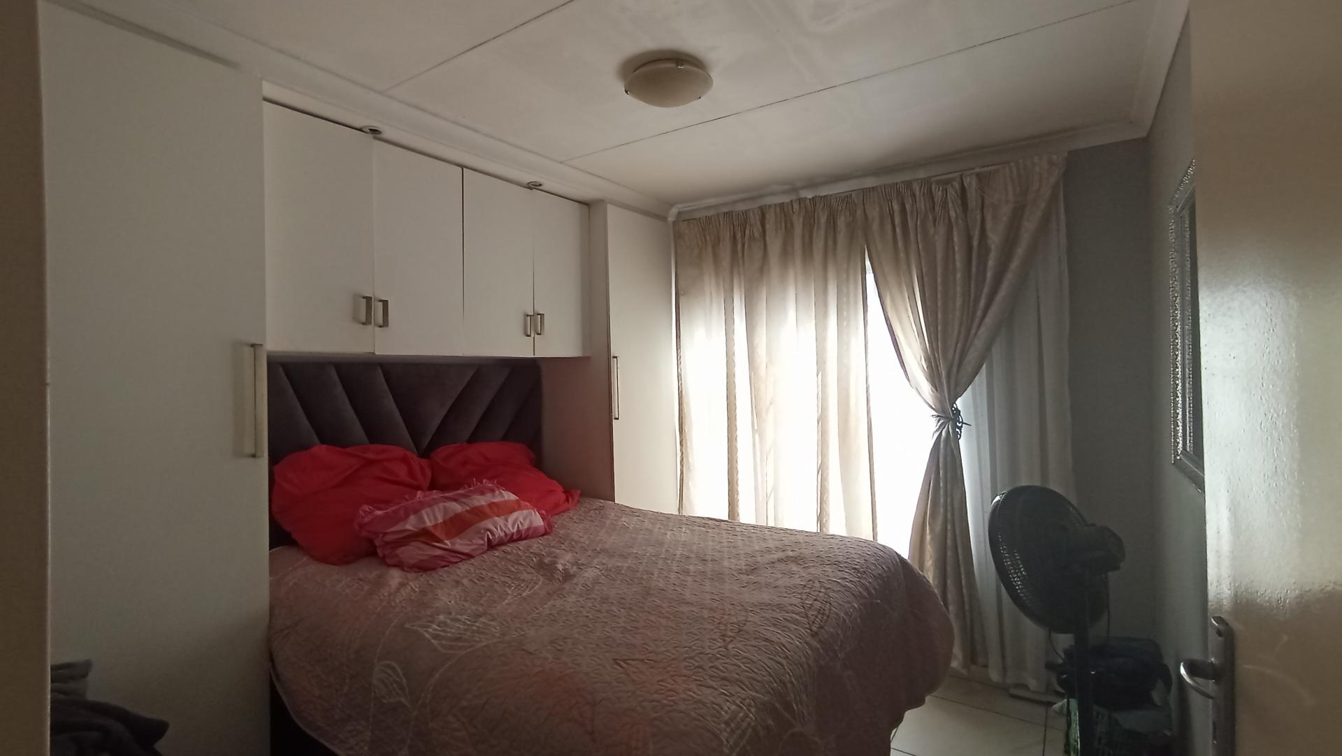 Bed Room 1 - 11 square meters of property in Soshanguve East