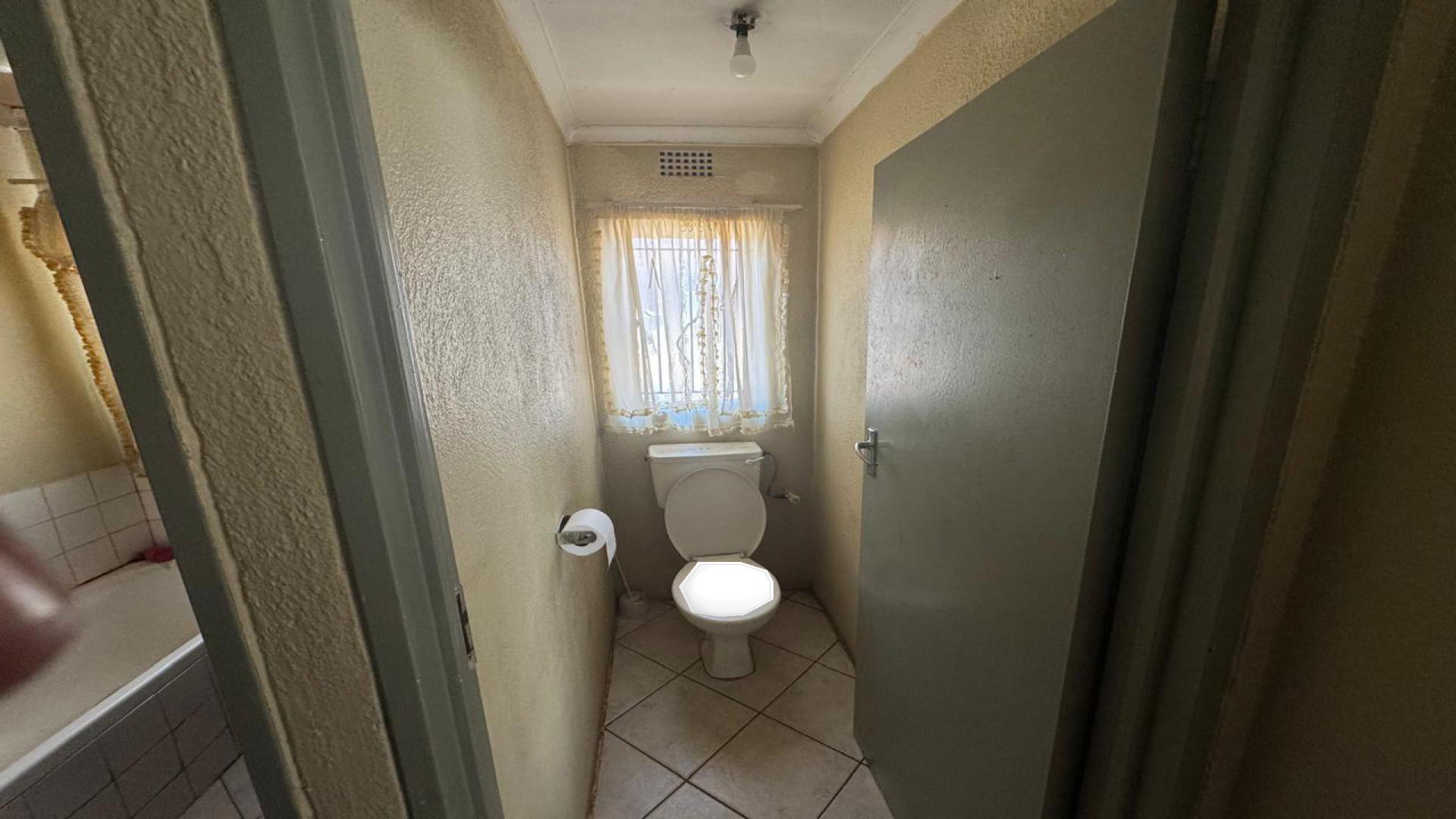 Bathroom 1 of property in Protea Glen