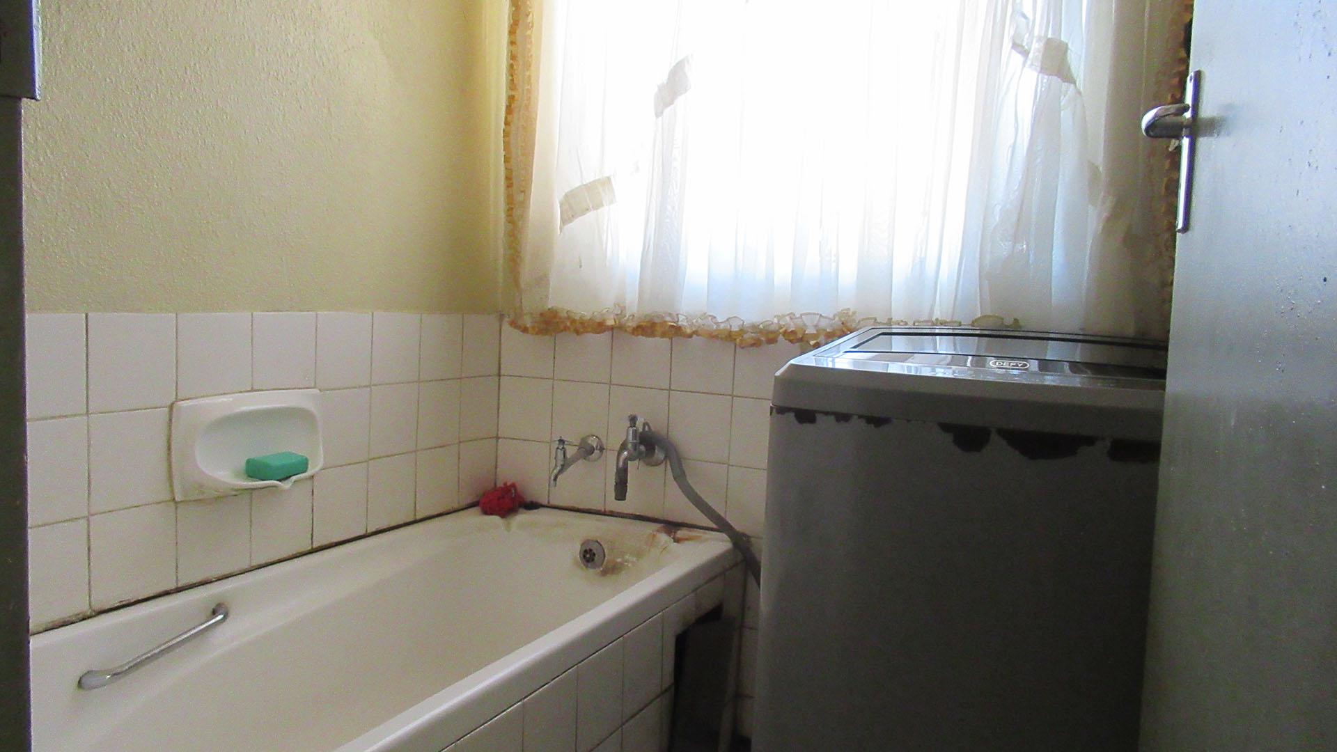 Bathroom 2 - 3 square meters of property in Protea Glen