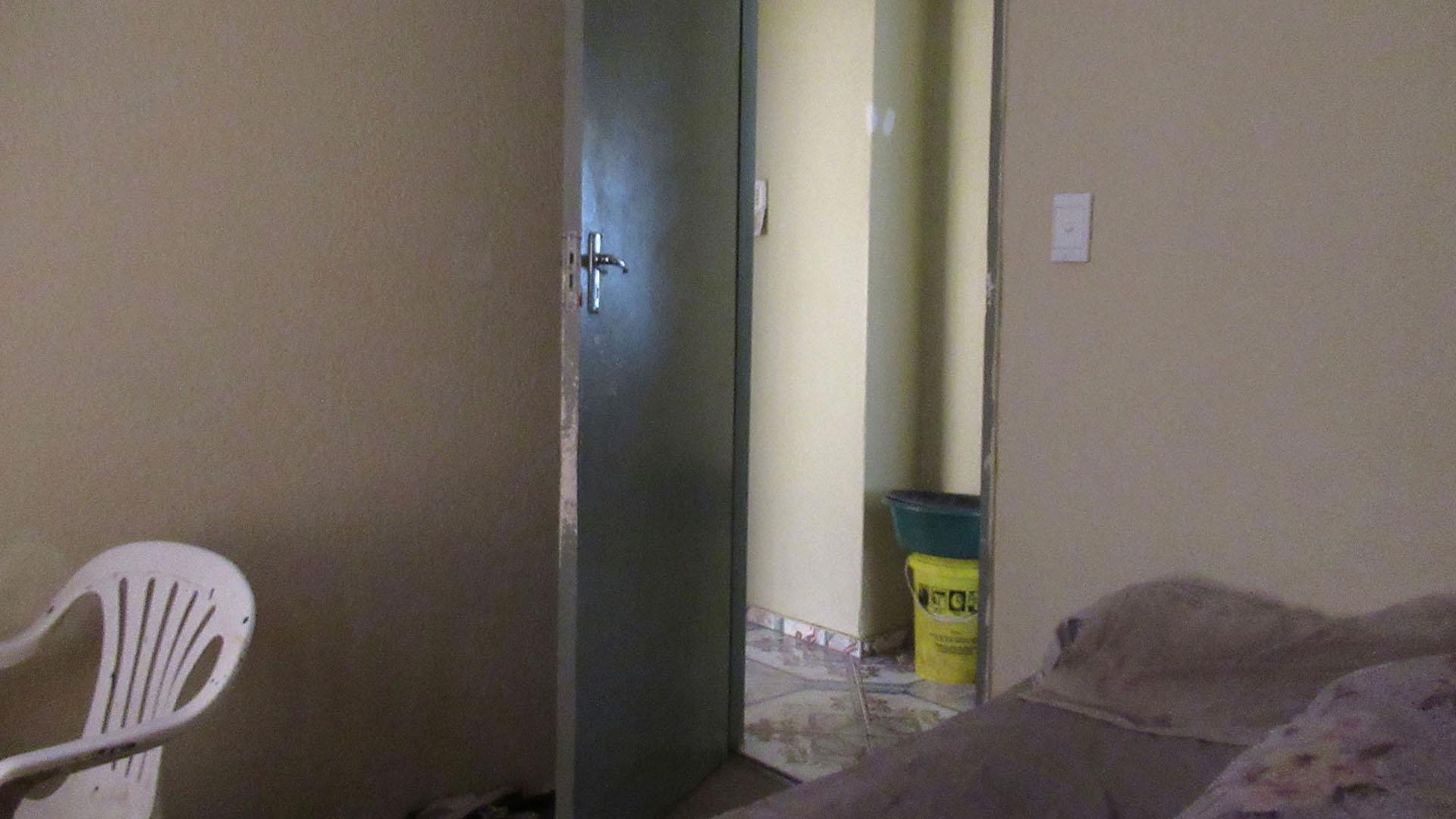 Bed Room 1 - 9 square meters of property in Protea Glen